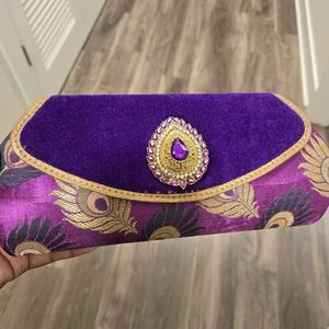 Beautiful, vibrant clutch.